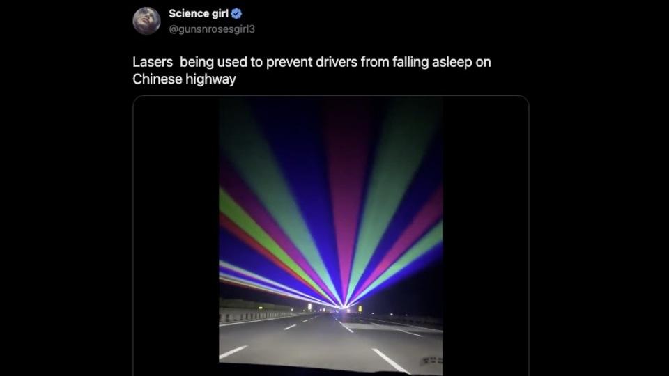 中国の高速道路にレーザー光線。派手すぎてぜんぜん眠くならない