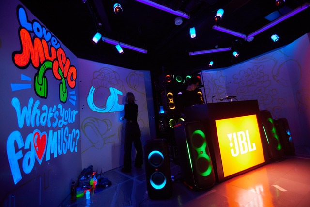「音楽、最高ッ！」キャンペーンで、JBLが渋谷の街をジャック！音と光に包まれるポップアップイベント「JBL MEGA BOX」内覧会