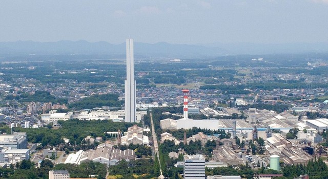 平野にそそり立つ高さ213.5メートル巨大タワーの威容 実は「世界最高速エレベーター」を生み出した研究施設