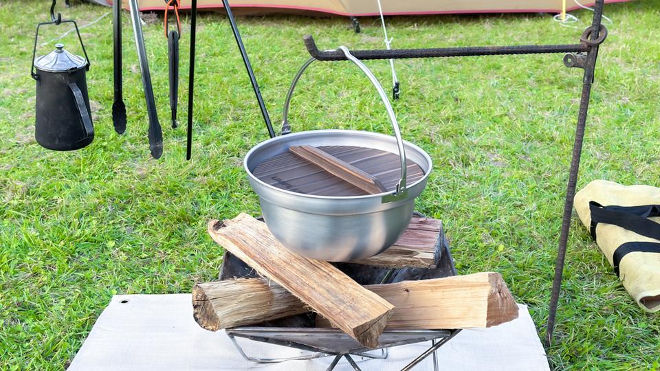 キャンプ飯に鍋が沁みる季節。マルチに使えて、軽くて割れないぞ