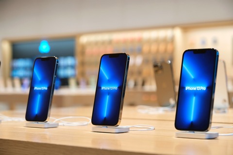 携帯電話サービス「Y!mobile」にて5Gスマホ「iPhone 13」が11月15日に発売！128・256・512GBの各6色が販売。価格は11万5200円から