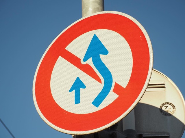 「追い越し禁止」と“間違えやすい”道路標識…この標識だけの時の「本当の意味」知っていますか？【2023年…クルマにまつわる豆知識】