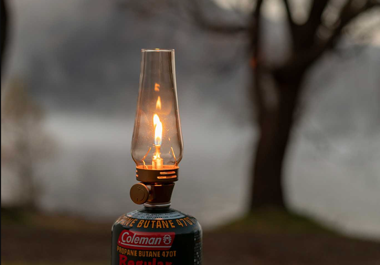 コールマンの｢ルミエールランタン｣なら、簡単にキャンドル風の灯りが楽しめるよ