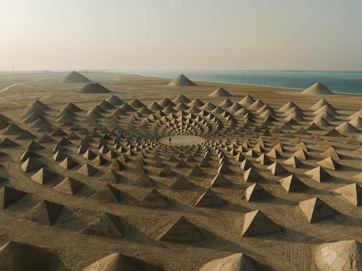 アブダビの砂漠に出現｡448個の砂のピラミッドが生み出す絶景