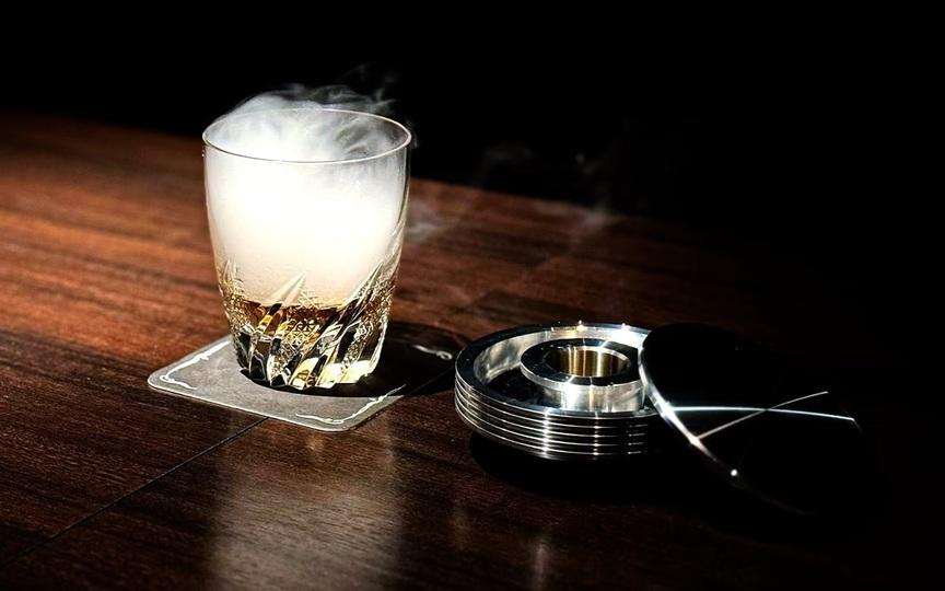 1分の手間で本格的な燻製ウイスキーを楽しめるグラストップ型スモーカー「smott」