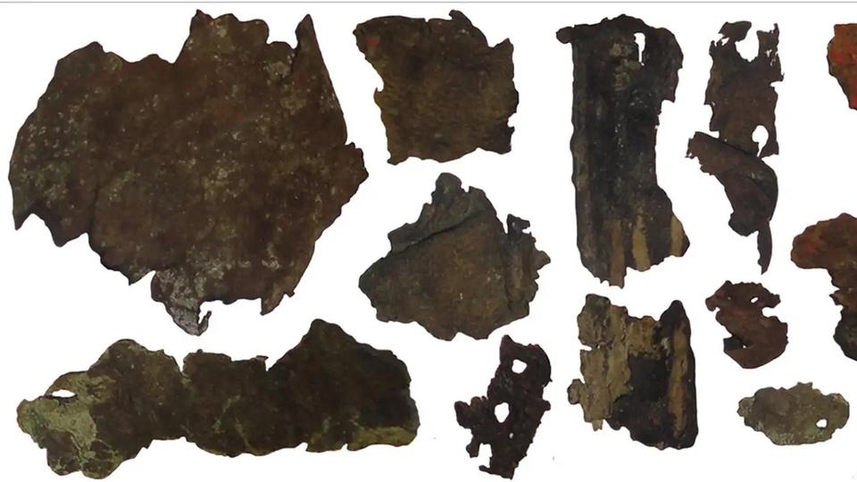 発掘された2400年前の革、人間の皮膚でした