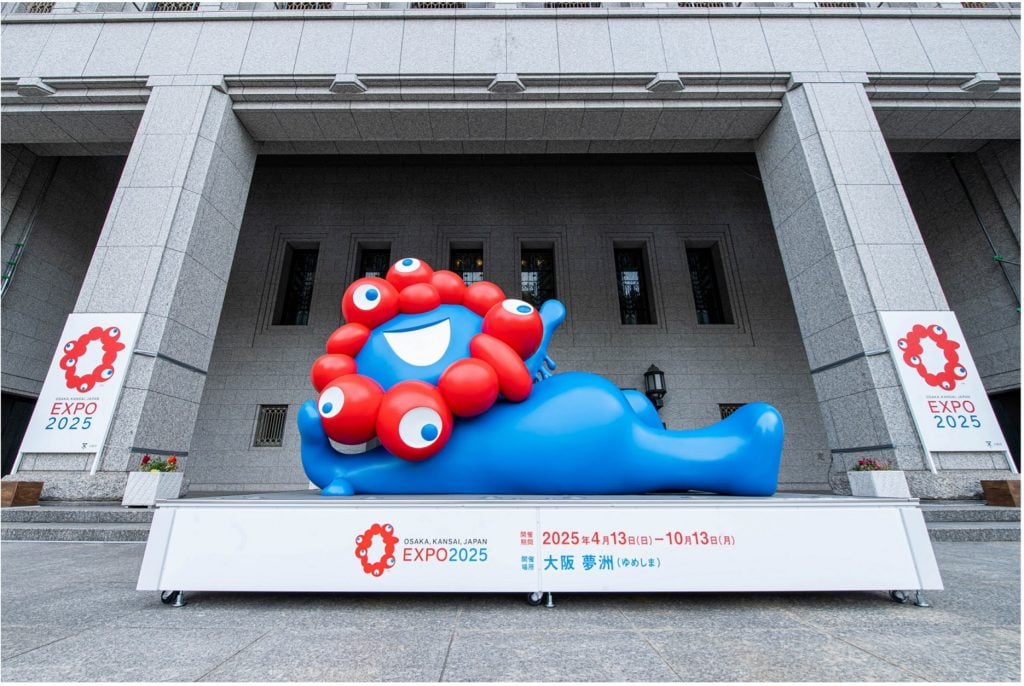 「ミャクミャク」のビッグモニュメントが大阪市役所の正面玄関に登場！ 後ろ姿も可愛すぎる！