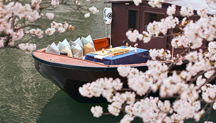 貸切舟で桜の絶景を眺める、星のや東京で「春日向の花見舟」開催