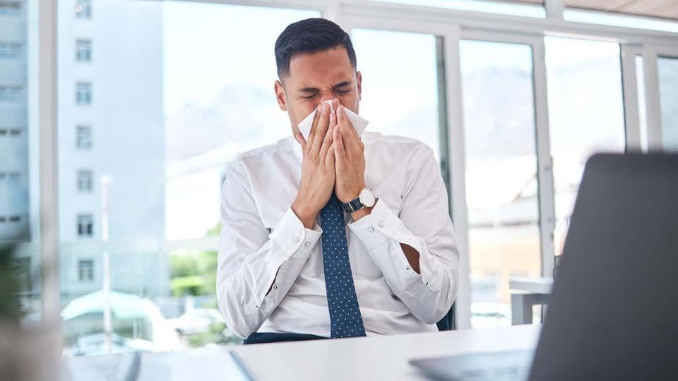 鼻をつまんでクシャミをこらえたら、気管が裂けた男性の話