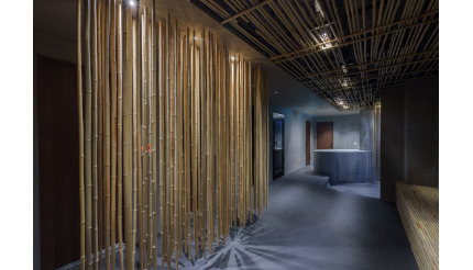大阪・新今宮駅近くに宿泊施設「BESTIE by DOYANEN」オープン、ベンチや天井に竹を使用