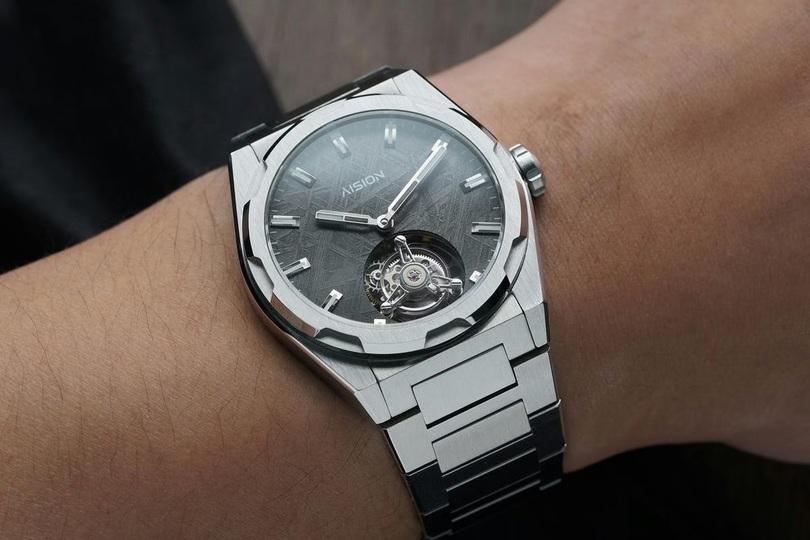 宇宙と職人によるコラボが生んだトゥールビヨン腕時計「AN-T03」が終了間近