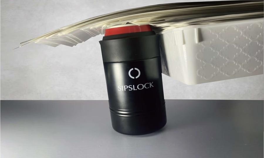 不思議な吸盤で飲み物が倒れないようにする多機能ドリンクホルダー「SIPSLOCK」