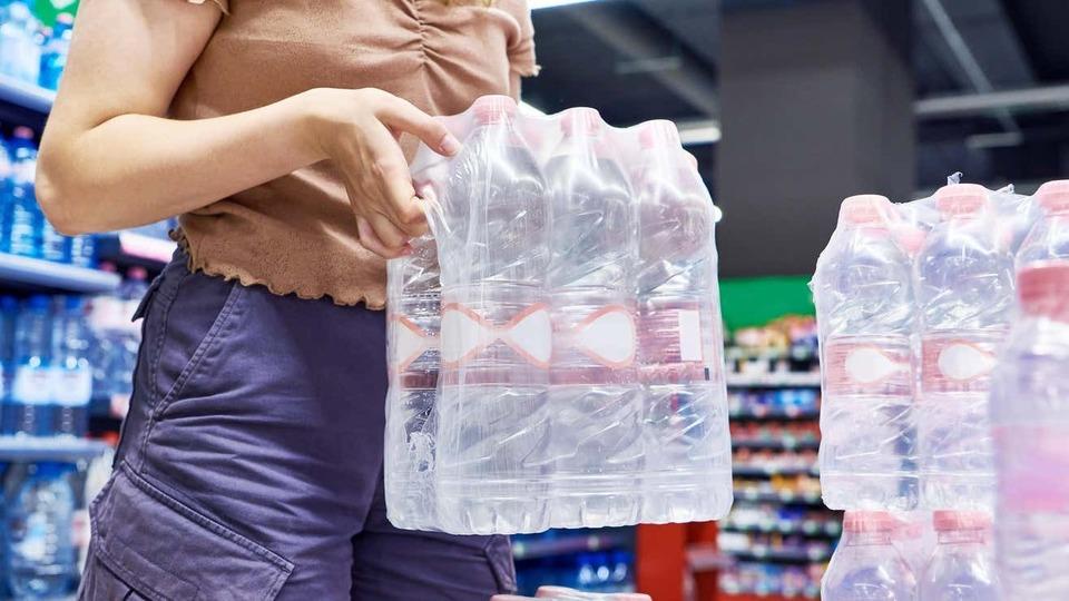 ペットボトルの水、想定より100倍多くプラスチック粒子を含む可能性