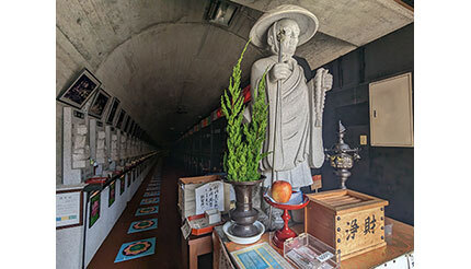 洞穴の先の護摩堂へ！徳島「鯖大師本坊」の“まるで異空間”な初詣
