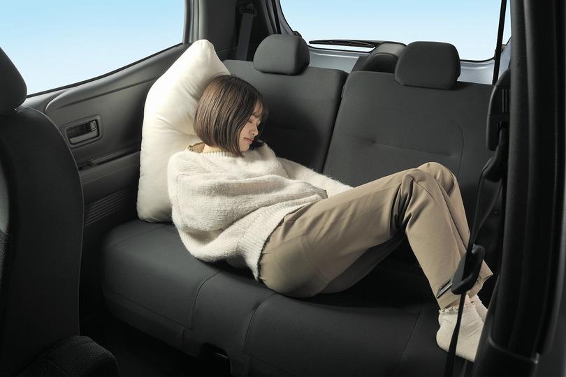 車の後部座席がリラックス空間に。仮眠や休憩に使えるクッション