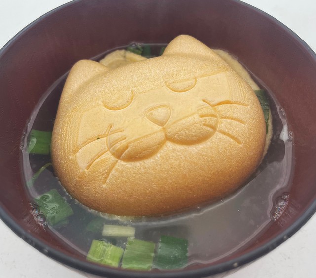 味噌汁にぷかぷか浮かぶ最中種の猫さん お腹もハートもほっこり 開発した老舗味噌メーカー社長に聞いた