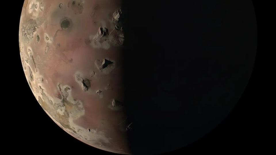 デコボコ感がよくわかる｡探査機ジュノーが撮影した木星の衛星イオ