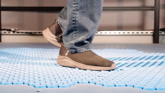 ディズニーがその場で歩くことができる不思議な動く床「ホロタイル」を開発、VRコンテンツへの応用にも期待
