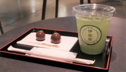 大阪・梅田駅すぐ。『伊藤園』直営の“お茶スタンド”で京都の銘菓を