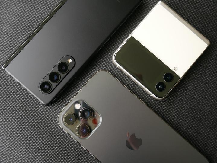 Appleが折りたたみ式iPhone2種を開発中というウワサ
