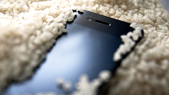 Appleが「水没したiPhoneを米に突っ込むな」と公式に警告