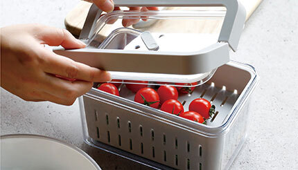 洗ってそのまま冷蔵庫に保存できる「野菜にやさしいザル付き保存容器」
