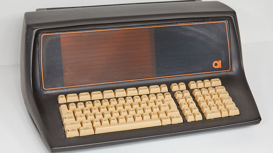 世界初のマイクロコンピュータ2台がハウスクリーニング業者により発見される