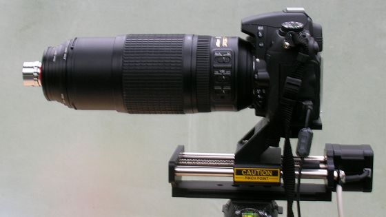 顕微鏡の対物レンズをカメラに装着して超高倍率なマクロ写真を撮影する方法