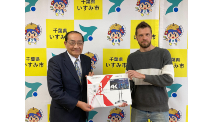 JAPANNEXTがいすみ市立夷隅小学校に寄贈、65インチ4Kディスプレイとスタンドを