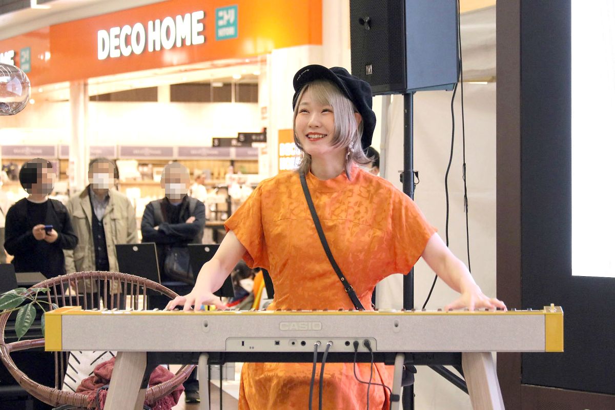 ハラミちゃん、カシオの電子ピアノでスペシャルライブ -「デザインとタッチ感がすごい、ピアノが楽しい」