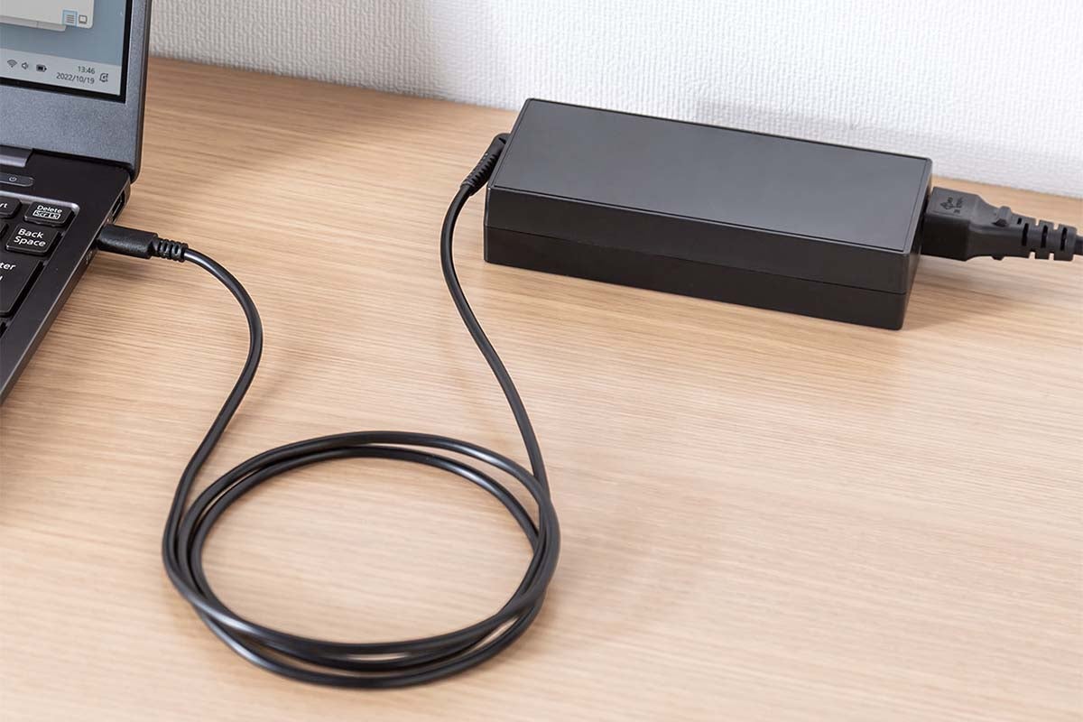 普通のACアダプターっぽい外観のUSB PD充電器 USB Type-Cケーブル一体型で便利