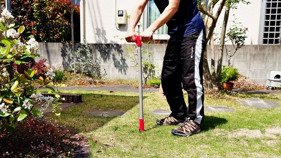 立ったまま雑草を抜けて腰に負担がかからない。雑草と戦う人に使ってほしい｢腰らく草抜きボーイ｣