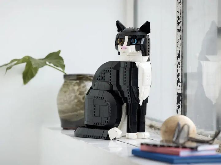 レゴのX、白黒ネコに乗っ取られネットにネコスキー集まる