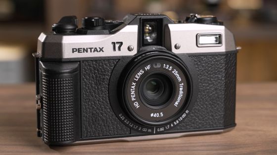 リコーが新開発のフィルムカメラ「PENTAX 17」を発表、縦構図が基本でSNS用途に最適