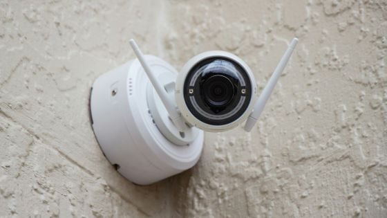 強盗がWi-Fiセキュリティカメラを妨害して住居に侵入するケースが報告される