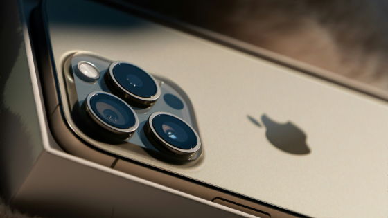 Appleは折りたたみ式スマホを2026年にリリースする計画、iPhone 17ではカメラに機械式の絞りが搭載される可能性も