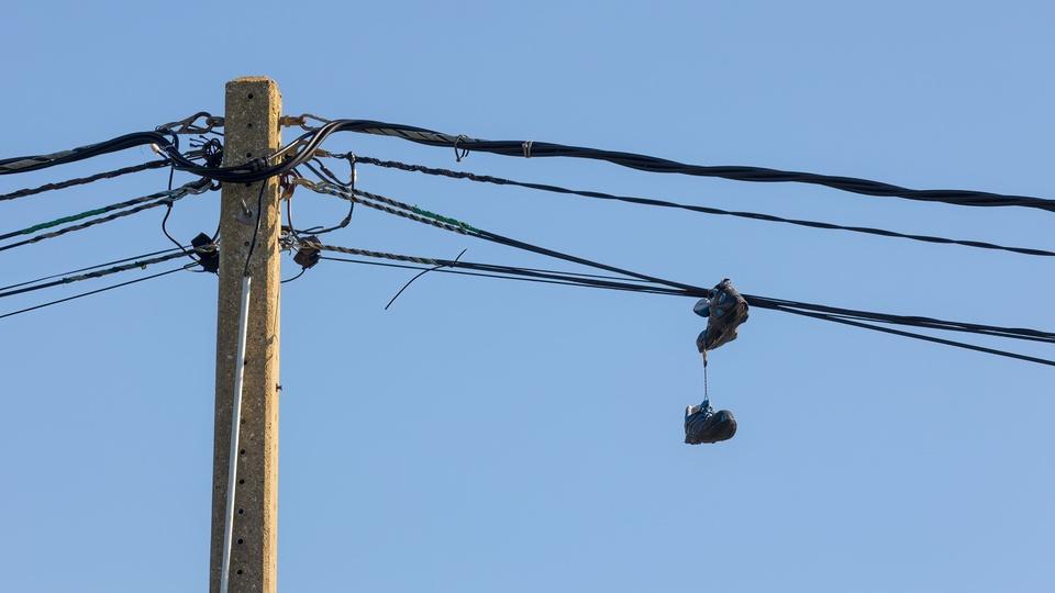 世界中で見られる「電線にひっかかった靴」って何？