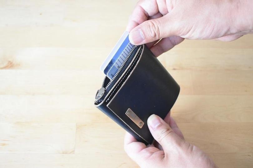 4種類の方法で中身が取り出せるホースレザー製コンパクト財布「Quattro Wallet HL」