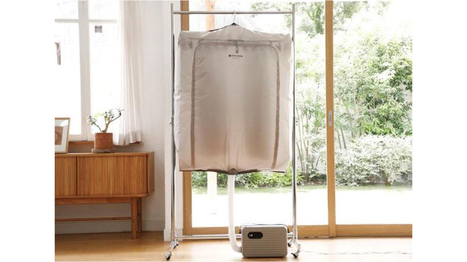年中発生する部屋干し生乾き問題。布団乾燥機と使う「衣類乾燥カバー」で断ち切る！