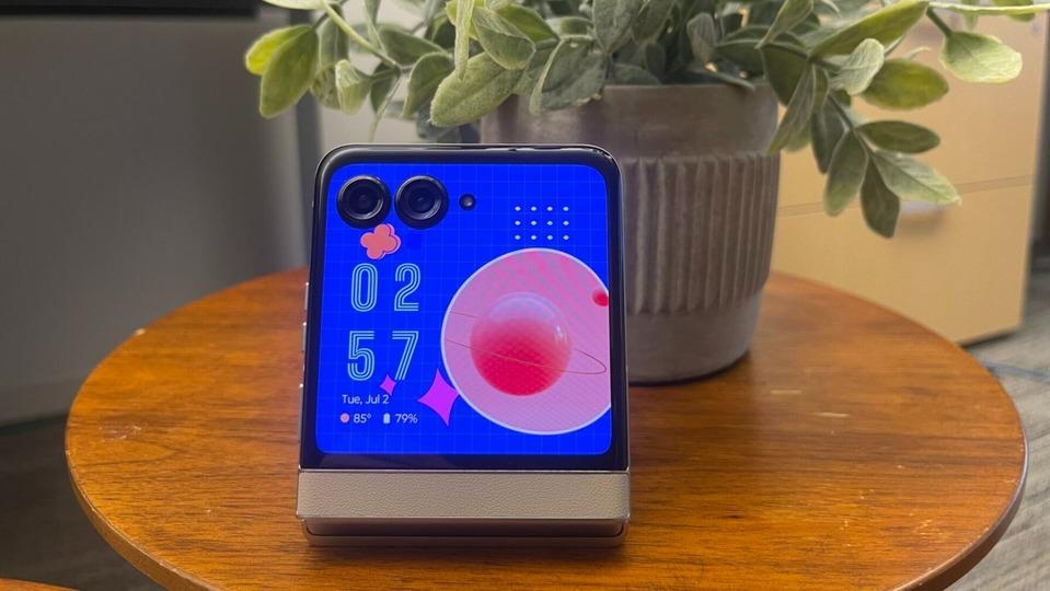 カバーディスプレイが便利。モトローラの折りたたみスマホ「Razr 50」