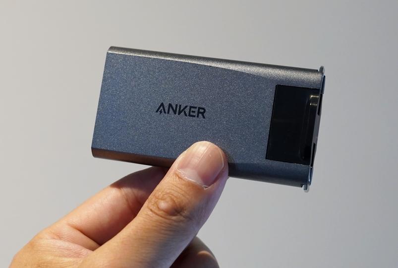 これはAnkerの新作、「変形する充電器」。どう変形するか、わかったらきっと天才