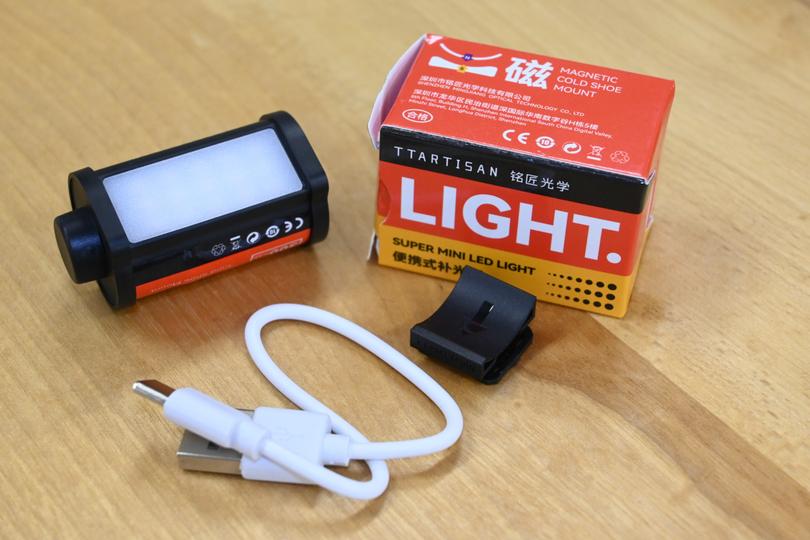 カメラに付けられる35mmフィルムみたいなLEDライト。買ったので使ってみた