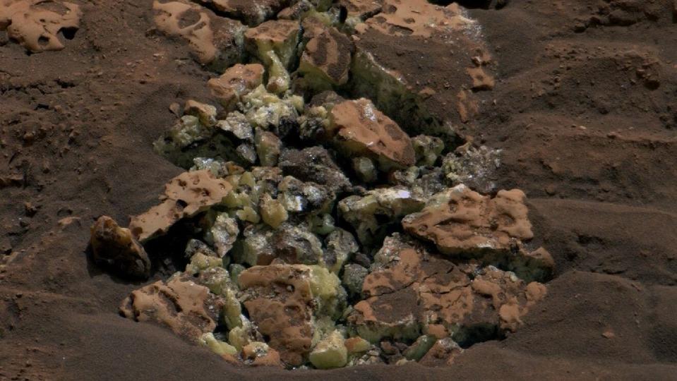 火星探査機キュリオシティ、生き物が存在したヒントを発見か？