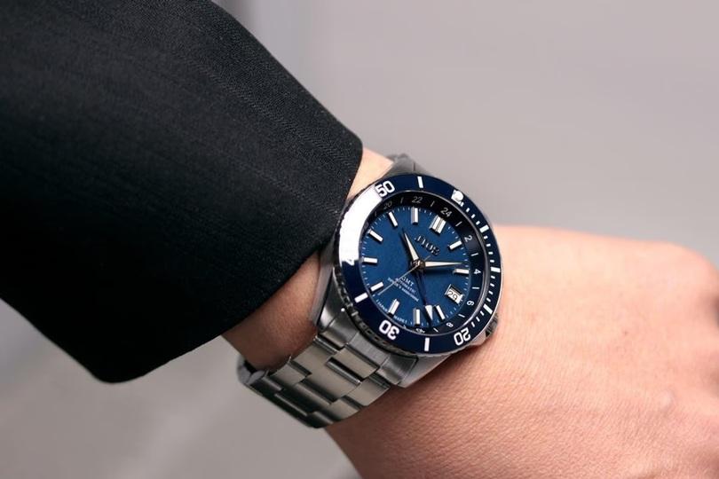 高級時計顔負けの機能を搭載した日本製200M防水GMTダイバーズウォッチ「GMT DIVER'S 104」がリーズナブルな価格で