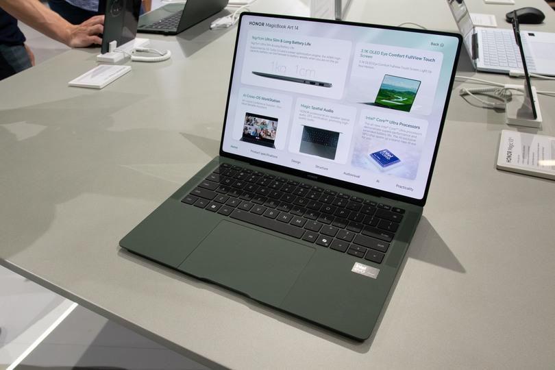 厚さたった1cmのノートPC！ なおWebカメラのクセが強い #IFA2024