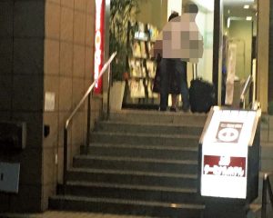 女性30歳、毎月の出張先の既婚38歳と密会を4年以上。ホテルに入る写真を撮られバレそうに…――仰天ニュース傑作選