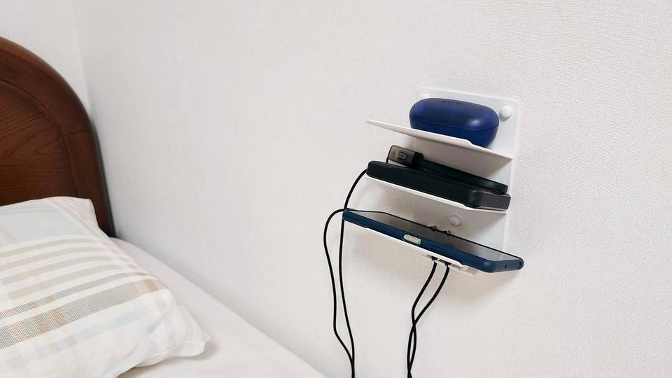 スマホを「充電しながら収納」。山崎実業の新作が、まくら周りごちゃごちゃ問題を解決してくれた