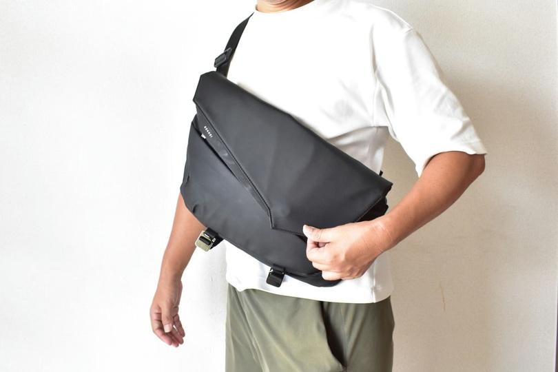 4つのコンパートメントで機能的な収納が叶う厚さ5cmのスリングバッグ「MX-sling」