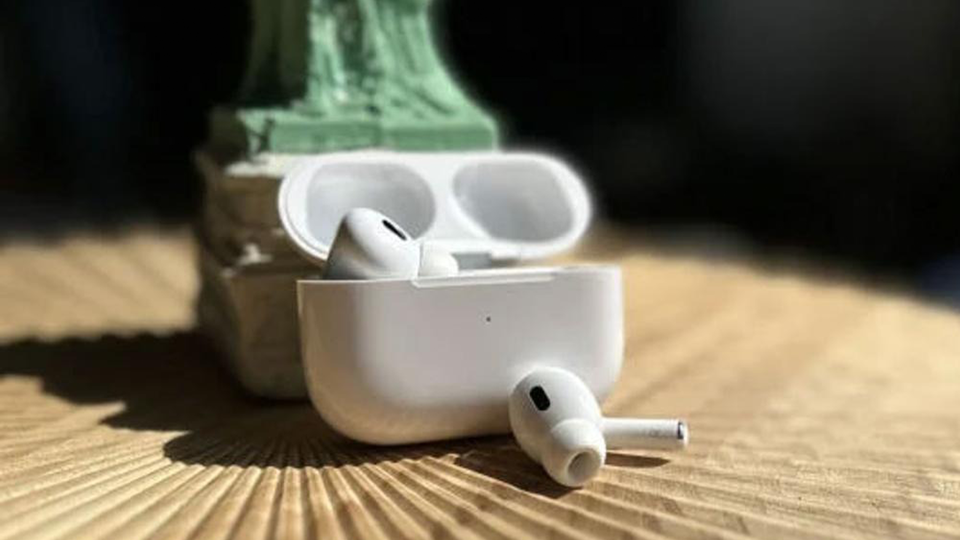 手首よりも「耳」。次世代AirPods Pro、心疾患を検知する機能を搭載か