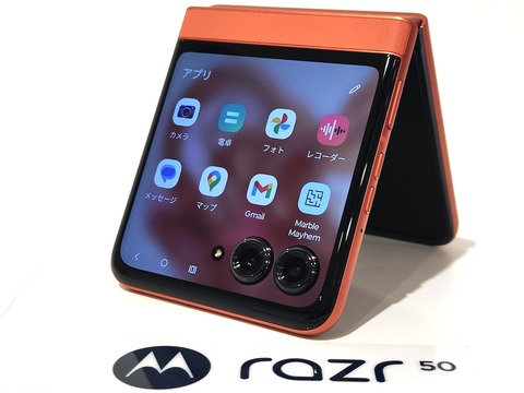 モトローラの防水＆FeliCa対応の新フォルダブルスマホ「motorola razr 50」とソフトバンク向け「motorola razr 50s」を写真と動画で紹介【レポート】